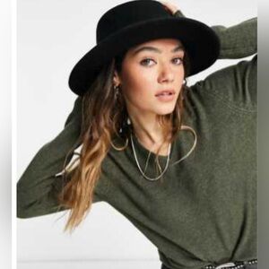 Villa Forest green V neck knitted sweater. Size Med ribbed bottom & sleeves